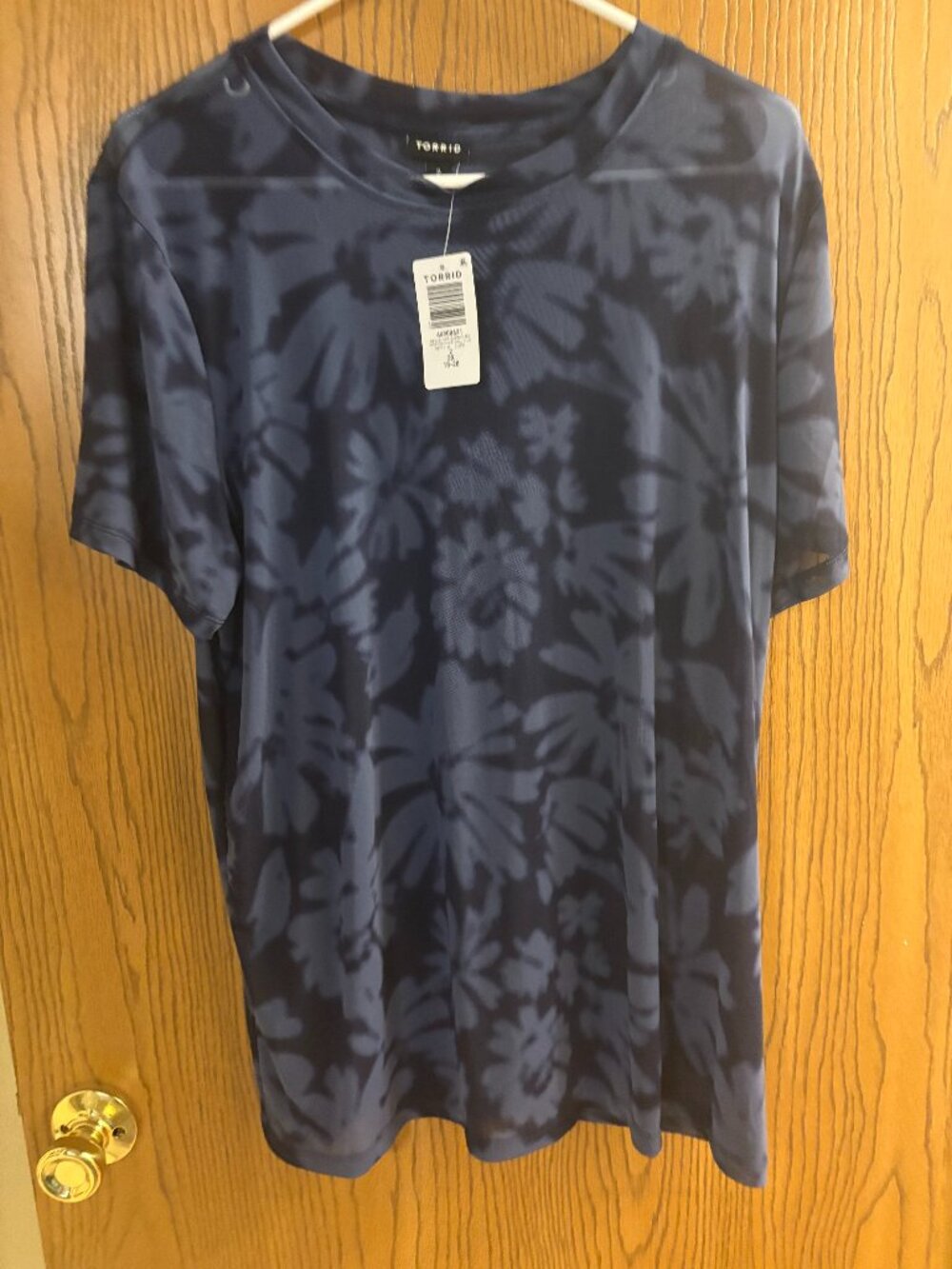 NWT Women's 2X Torrid tee in a mesh sheer layering Foral Blue Color